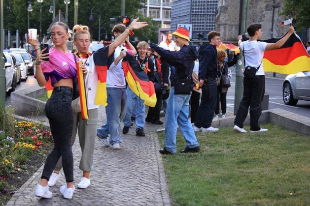 DEU, FIFA, European Championship 2024, cheering in the City West, 19 06 2024, Kaiser Wilhelm Memorial Church, Tauentzienstrasse, Berlin, DEU, FIFA, European Championship 2024, cheering in the City West, in the picture motorcade, cheering fans, flags Photo Juergen Engler nordphoto GmbH nordphotoxGmbHx xEngler nph00076