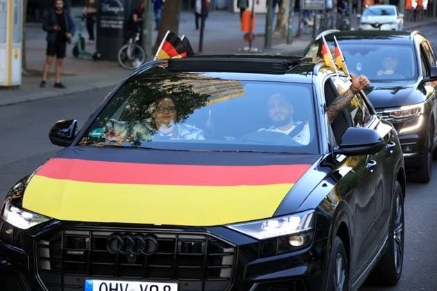 DEU, FIFA, European Championship 2024, cheering in the City West, 19 06 2024, Kaiser Wilhelm Memorial Church, Tauentzienstrasse, Berlin, DEU, FIFA, European Championship 2024, cheering in the City West, in the picture motorcade, cheering fans, flags Photo Juergen Engler nordphoto GmbH nordphotoxGmbHx xEngler nph00076