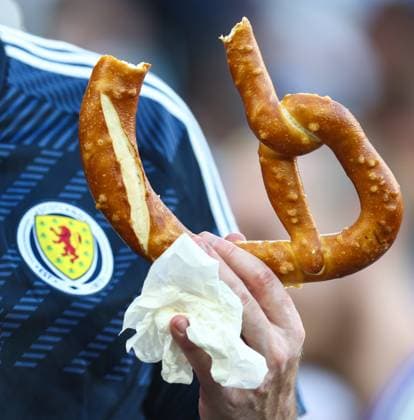 Schweiz gegen Schottland 19. Juni 2024, Köln UEFA EUROs Gruppe A Schweiz gegen Schottland Ein schottischer Fan mit einer großen Brezel Foto Charlotte Wilson Abseits Köln Deutschland  Copyright: xCharlottexWilsonx xOffsidexOffside