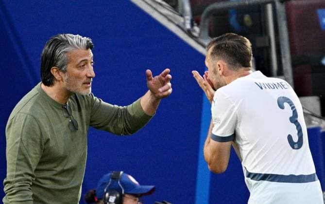 Fußball EURO 2024 Scotland - Switzerland 8711956 19.06.2024 Switzerland s head coach Murat Yakin, left, directs Switzerland s Silvan Widmer during the UEFA EURO, EM, Europameisterschaft,Fussball 2024 Group A soccer match between Scotland and Switzerland at the Cologne Stadium in Cologne, Germany. Alexey Filippov Sputnik Cologne Germany  Copyright: xAlexeyxFilippovx