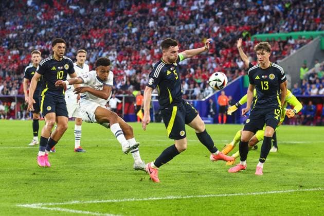 Schweiz gegen Schottland 19. Juni 2024, Köln UEFA EUROs Gruppe A Schweiz gegen Schottland Dan Ndoye von der Schweiz erzielt ein Tor, das später aberkannt wurde Foto Charlotte Wilson Abseits Köln Deutschland  Copyright: xCharlottexWilsonx xOffsidexOffside