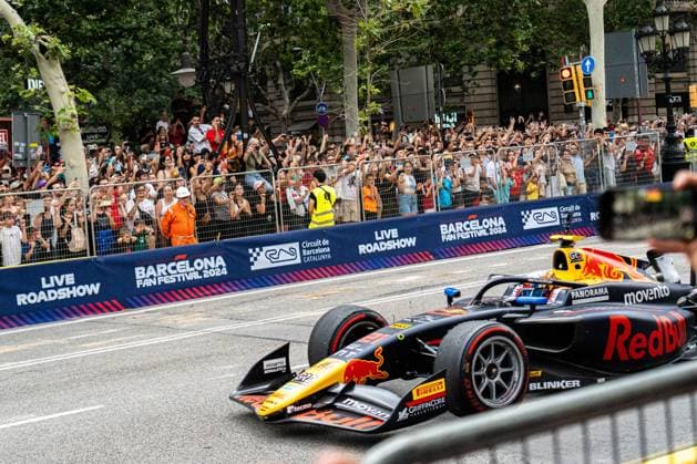 Fórmula 1 Barcelona Fan Festival in Barcelona, Spain - 19 Jun 2024 People watch the Red Bull team s car as Formula 1 takes to the streets of Barcelona with the road show demonstration. The cars run along the iconic Passeig de Gràcia at speeds of up to 100 km h. in anticipation of the Spanish Grand Prix. People watch the Red Bull team s car as Formula 1 takes to the streets of Barcelona with the road show demonstration. The cars run along the iconic Passeig de Gràcia at speeds of up to 100 km h. in anticipation of the Spanish Grand Prix. Barcelona Spain Copyright: xPabloxDonderox xSOPAxImagesx PDONDERO_0034