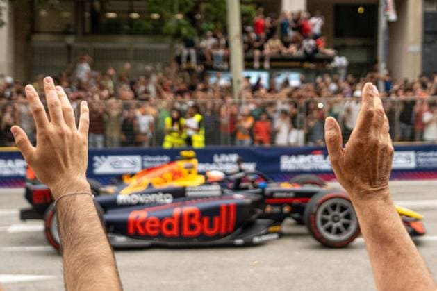 Fórmula 1 Barcelona Fan Festival in Barcelona, Spain - 19 Jun 2024 People watch the Red Bull team s car as Formula 1 takes to the streets of Barcelona with the road show demonstration. The cars run along the iconic Passeig de Gràcia at speeds of up to 100 km h. in anticipation of the Spanish Grand Prix. People watch the Red Bull team s car as Formula 1 takes to the streets of Barcelona with the road show demonstration. The cars run along the iconic Passeig de Gràcia at speeds of up to 100 km h. in anticipation of the Spanish Grand Prix. Barcelona Spain Copyright: xPabloxDonderox xSOPAxImagesx PDONDERO_0035