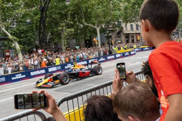 Fórmula 1 Barcelona Fan Festival in Barcelona, Spain - 19 Jun 2024 People watch the Red Bull team s car as Formula 1 takes to the streets of Barcelona with the road show demonstration. The cars run along the iconic Passeig de Gràcia at speeds of up to 100 km h. in anticipation of the Spanish Grand Prix. People watch the Red Bull team s car as Formula 1 takes to the streets of Barcelona with the road show demonstration. The cars run along the iconic Passeig de Gràcia at speeds of up to 100 km h. in anticipation of the Spanish Grand Prix. Barcelona Spain Copyright: xPabloxDonderox xSOPAxImagesx PDONDERO_0036