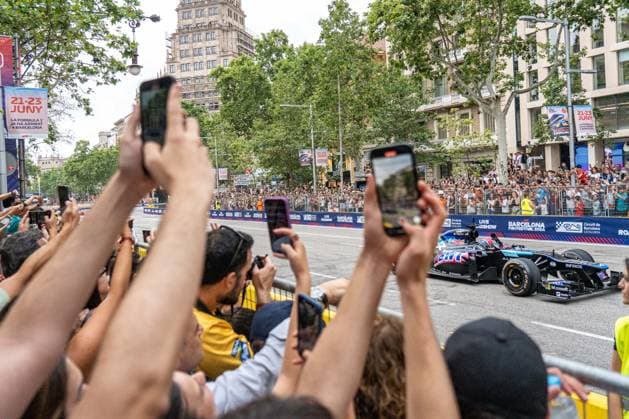 Fórmula 1 Barcelona Fan Festival in Barcelona, Spain - 19 Jun 2024 Jack Doohan drives the Lotus E20 V8 painted in Alpine colors on the streets of Barcelona as Formula 1 takes to the streets of Barcelona with the road show demonstration. The cars drive along the emblematic Passeig de Gràcia at speeds of up to 100 km h. in anticipation of the Spanish Grand Prix. People watch the Red Bull team s car as Formula 1 takes to the streets of Barcelona with the road show demonstration. The cars run along the iconic Passeig de Gràcia at speeds of up to 100 km h. in anticipation of the Spanish Grand Prix. Barcelona Spain Copyright: xPabloxDonderox xSOPAxImagesx PDONDERO_0037