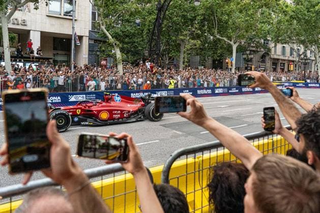Fórmula 1 Barcelona Fan Festival in Barcelona, Spain - 19 Jun 2024 Carlos Sainz seen in the Ferrari as Formula 1 takes to the streets of Barcelona with the road show demonstration. The cars drive along the emblematic Passeig de Gràcia at speeds of up to 100 km h. in anticipation of the Spanish Grand Prix. People watch the Red Bull team s car as Formula 1 takes to the streets of Barcelona with the road show demonstration. The cars run along the iconic Passeig de Gràcia at speeds of up to 100 km h. in anticipation of the Spanish Grand Prix. Barcelona Spain Copyright: xPabloxDonderox xSOPAxImagesx PDONDERO_0038