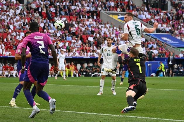 19 06 2024, xsltx, Football EM 2024, Germany Hungary emspor, v l Manuel Neuer Germany, 1 , Willi Orban Hungary, 6 duel, duel, fight, tackle DFL DFB REGULATIONS PROHIBIT ANY USE OF PHOTOGRAPHS as IMAGE SEQUENCES and or QUASI VIDEO Stuttgart