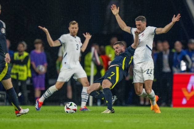 GER, EURO 2024, Group A, Scotland SCT vs Switzerland SUI 19 06 2024, Cologne Stadium, Cologne, GER, EURO 2024, Group A, Scotland SCT vs Switzerland SUI In the picture John McGinn Scotland SCT, 07 Fabian Schär Switzerland SUI, 22 in duel, duel, dynamics, action, action, game scene gestures, facial expressions, emotions nordphotoxGmbHxx xDenkinger nph00015