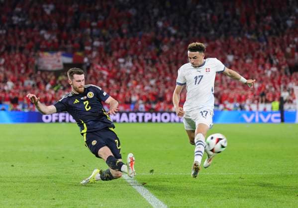 Scotland v Switzerland UEFA EURO, EM, Europameisterschaft,Fussball 2024 Group A Anthony Ralston of Scotland crosses the ball into the box as he is pressured Ruben Vargas of Switzerland during the UEFA Euro 2024 Group A match between Scotland and Switzerland at RheinEnergieStadion, Cologne Copyright: xPaulxChestertonx FIL-20271-0179 UK Newspapers OUT