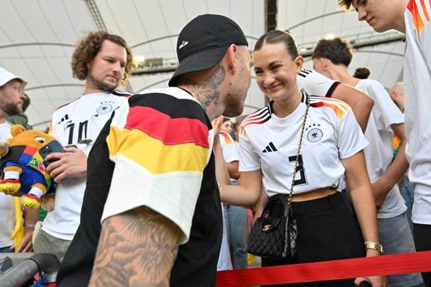 19 06 2024, xjrdrx, European Football Championship 2024, Germany Hungary emspor, v l David Raum German National Football Team DFB with girlfriend Eva Katharina DFL DFB REGULATIONS PROHIBIT ANY USE OF PHOTOGRAPHS as IMAGE SEQUENCES and or QUASI VIDEO Stuttgart