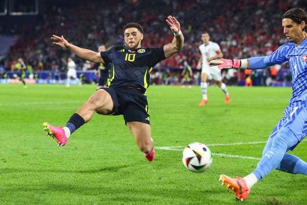 Schweiz - Schottland 19. Juni 2024, Köln UEFA EURO Gruppe A Schweiz - Schottland Che Adams (Schottland) scheitert am Schweizer Torhüter Yann Sommer Foto Charlotte Wilson Abseits Köln Deutschland  Copyright: xCharlottexWilsonx xOffsidexOffside