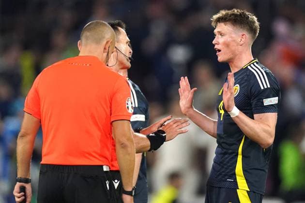 2024-06-19 Scotland v Switzerland - Group A - UEFA EURO, EM, Europameisterschaft,Fussball 2024 COLOGNE, GERMANY - JUNE 19: Scott McTominay of Scotland talks to referee during the Group A - UEFA EURO 2024 match between Scotland and Switzerland at Cologne Stadium on June 19, 2024 in Cologne, Germany. (Photo by Joris Verwijst BSR Agency) Cologne Germany Content not available for redistribution in The Netherlands directly or indirectly through any third parties. Copyright: xBSRxAgencyx