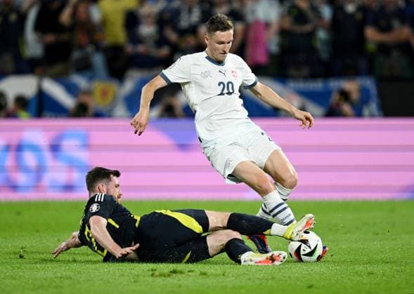 Fußball EURO 2024 Scotland - Switzerland 8712029 19.06.2024 Scotland s Anthony Ralston, left, and Switzerland s Michel Aebischer struggle for a ball during the UEFA EURO, EM, Europameisterschaft,Fussball 2024 Group A soccer match between Scotland and Switzerland at the Cologne Stadium in Cologne, Germany. Scotland s Callum McGregor Alexey Filippov Sputnik Cologne Germany  Copyright: xAlexeyxFilippovx