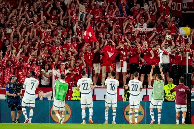 UEFA EURO 2024 Scotland Switzerland 19 06 2024 The Swiss team is celebrated by the fans UEFA EURO 2024 Scotland Switzerland Stadium Cologne, Cologne on 19 06 2024 Copyright: xBEAUTIFULxSPORTS Meuselx