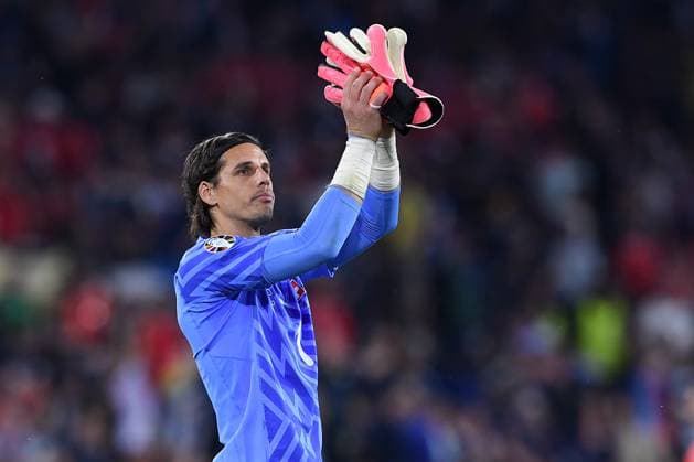 Soccer UEFA EURO 2024 Group Stage 2 Matchday Scotland Switzerland on 19 06 2024 at Köln Stadion in Cologne Yann Sommer Switzerland thanks the fans xRx