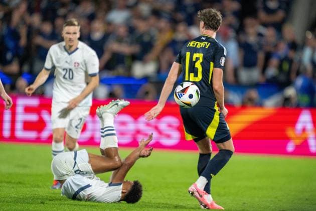 GER, EURO 2024, Group A, Scotland SCT vs Switzerland SUI 19 06 2024, Cologne Stadium, Cologne, GER, EURO 2024, Group A, Scotland SCT vs Switzerland SUI In the picture Jack Hendry Scotland SCT, 13 picks up Ruben Vargas Switzerland SUI, 17 from his legs in a duel, duel, dynamics, action, action, game scene nordphotoxGmbHxx xDenkinger nph00015