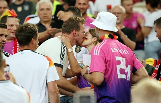 19 06 24 Germany Hungary Germany, Stuttgart, 19 06 2024, Football, UEFA Euro 2024, Germany Hungary Julian Nagelsmann Coach Germany kisses his girlfriend Lena Wurzenberger