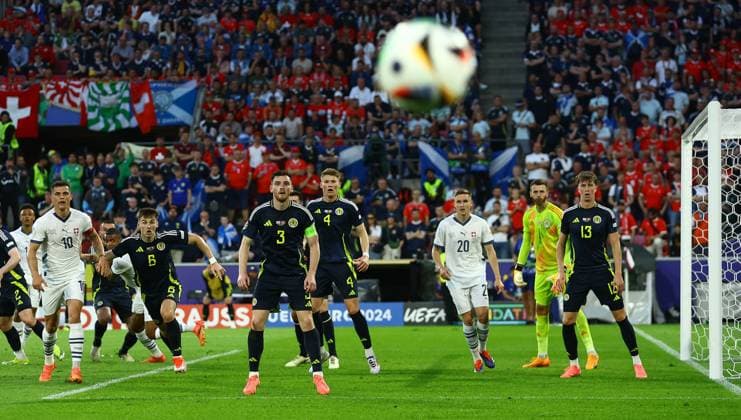 Players from both teams wait for the ball from a corner kick Scotland v Switzerland, UEFA European Championship, EM, Europameisterschaft 2024, Group A, Football, Cologne Stadium, Cologne, Germany, 19 Jun 2024 EDITORIAL USE ONLY No use with unauthorised audio, video, data, fixture lists, club league logos or live services. Online in-match use limited to 120 images, no video emulation. No use in betting, games or single club league player publications. Copyright: xKieranxMcManus Shutterstockx 14543653gj