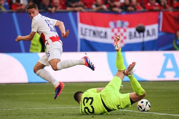 UEFA EURO, EM, Europameisterschaft,Fussball 2024: Croatia Vs Albania in Germany - 19 Jun 2024 Marco Paöali? (L) of Croatia and Thomas Strakosha (R) of Albania seen in action during the UEFA Euro 2024 group stage match between Croatia and Albania at Volksparkstadion. Final score; Croatia 2:2 Albania. Hamburg Germany Copyright: xSergeixMikhailichenkox xSOPAxImagesx Mikhailichenko_Cro-Alb38