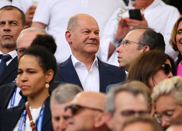 Sport Themen der Woche KW25 Sport Bilder des Tages BAU 19.06.2024 Stuttgart Fußball EM 2024 Deutschland vs. Ungarn, Bundeskanzler Olaf Scholz auf der Tribüne *** BAU 19 06 2024 Stuttgart European Football Championship 2024 Germany vs Hungary, Federal Chancellor Olaf Scholz in the stands