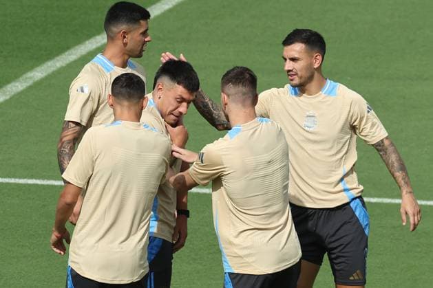 Argentina™s footbollers joke with teammate Argentina s defender Lisandro Martinez C during a training session ahead the match against Canada for the Copa America USA 2024, group A, group stage, at Kennesaw University Sports Field, near Atlanta city, on June 19, 2024 KENNESAW UNITED STATES Copyright: xALEJANDROxPAGNIx