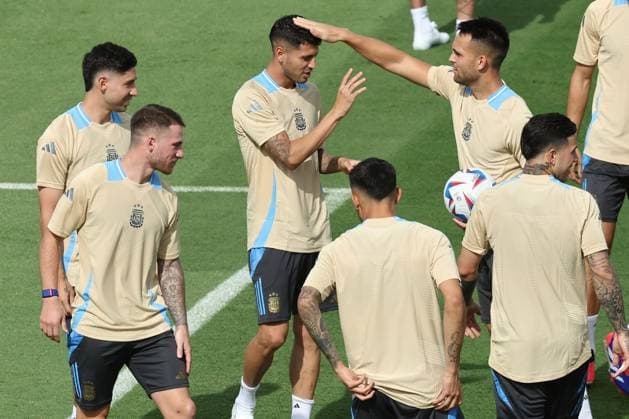 Argentina s footballers joke with midfielder Exequiel Palacios C during a training session ahead the match against Canada for the Copa America USA 2024, group A, group stage, at Kennesaw University Sports Field, near Atlanta city, on June 19, 2024 KENNESAW UNITED STATES Copyright: xALEJANDROxPAGNIx
