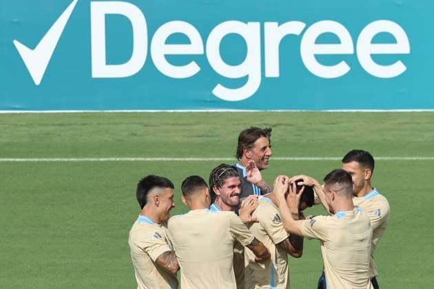 Argentina™s footballers joke with Argentina s defender Cristian Romero hidden C during a training session ahead the match against Canada for the Copa America USA 2024, group A, group stage, at Kennesaw University Sports Field, near Atlanta city, on June 19, 2024 KENNESAW UNITED STATES Copyright: xALEJANDROxPAGNIx