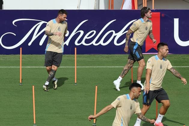 Argentina s forward Lionel Messi L makes excersices with teammates during a training session ahead the match against Canada for the Copa America USA 2024, group A, group stage, at Kennesaw University Sports Field, near Atlanta city, on June 19, 2024 KENNESAW UNITED STATES Copyright: xALEJANDROxPAGNIx