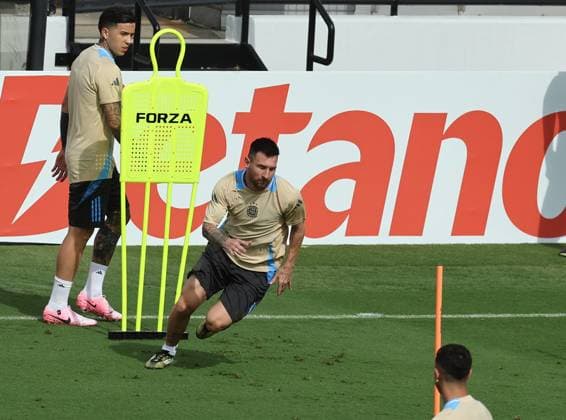 Argentina s forward Lionel Messi C makes excersices with teammates during a training session ahead the match against Canada for the Copa America USA 2024, group A, group stage, at Kennesaw University Sports Field, near Atlanta city, on June 19, 2024 KENNESAW UNITED STATES Copyright: xALEJANDROxPAGNIx