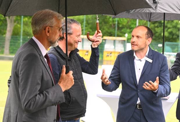 v.l.: Sachsens Innenminister Armin Schuster, Sportbürgermeister Jan Donhauser, David Fischer (Geschäftsführer Kommunikation Dynamo), Übergabe Fördermittelbescheid für den Neubau des Kunstrasenplatz am Rudolf Harbig Stadion, SG Dynamo Dresden, Fußball, Fussball, 3. Liga, Saison 2024 2025, Rudolf-Harbig-Stadion Dresden, 17.06.2024, *** From left