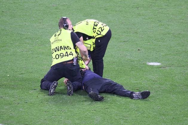 Leipzig, Saxony-Anhalt, Germany, 18 06 2024 Red Bull Arena European Football Championship 2024, Group F, Portugal Czech Republic Stewards Stewards fix a spectator who had previously stormed onto the pitch - a so-called streaker - to take selfies with the Portuguese players Copyright: xdtsxNachrichtenagenturx dts_40853