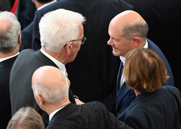 19 06 2024, xjhx, European Football Championship 2024, Germany Hungary emspor, f l Winfried Kretschmann Minister President of Baden Württemberg , Federal Chancellor Olaf Scholz SPD UEFA REGULATIONS PROHIBIT ANY USE OF PHOTOGRAPHS as IMAGE SEQUENCES and or QUASI VIDEO Stuttgart