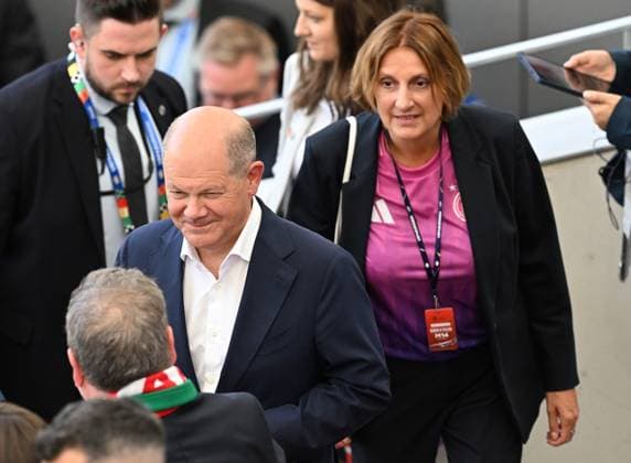 19 06 2024, xjhx, European Football Championship 2024, Germany Hungary emspor, f l Federal Chancellor Olaf Scholz SPD , Britta Ernst SPD politician, wife of Olaf Scholz UEFA REGULATIONS PROHIBIT ANY USE OF PHOTOGRAPHS as IMAGE SEQUENCES and or QUASI VIDEO Stuttgart