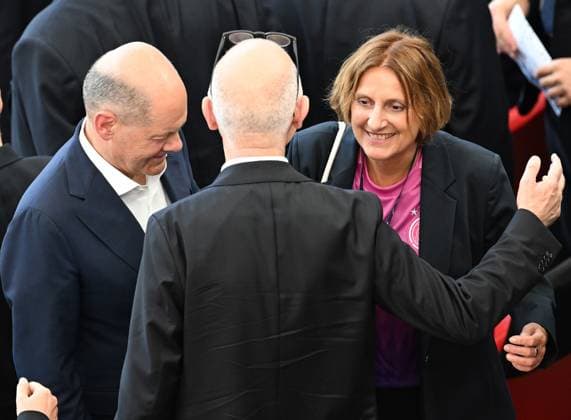 19 06 2024, xjhx, European Football Championship 2024, Germany Hungary emspor, f l Federal Chancellor Olaf Scholz SPD , DFB President Bernd Neuendorf German Football Association , Britta Ernst SPD politician, wife of Olaf Scholz UEFA REGULATIONS PROHIBIT ANY USE OF PHOTOGRAPHS as IMAGE SEQUENCES and or QUASI VIDEO Stuttgart
