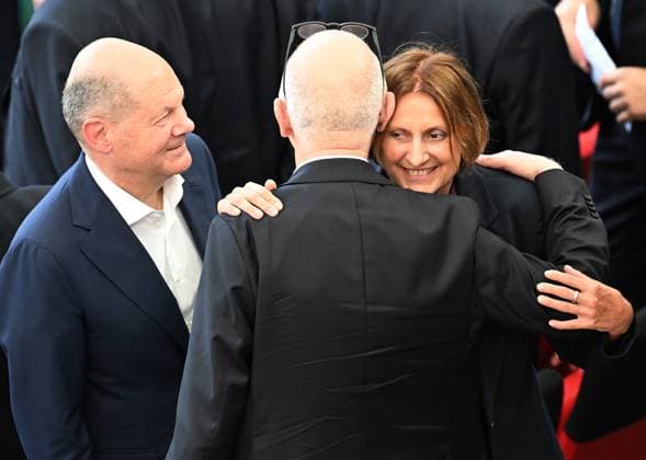 19 06 2024, xjhx, European Football Championship 2024, Germany Hungary emspor, f l Federal Chancellor Olaf Scholz SPD , DFB President Bernd Neuendorf German Football Association , Britta Ernst SPD politician, wife of Olaf Scholz UEFA REGULATIONS PROHIBIT ANY USE OF PHOTOGRAPHS as IMAGE SEQUENCES and or QUASI VIDEO Stuttgart