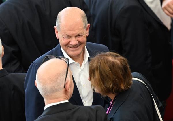 19 06 2024, xjhx, European Football Championship 2024, Germany Hungary emspor, v l Federal Chancellor Olaf Scholz SPD , fbpr, Britta Ernst SPD politician, wife of Olaf Scholz UEFA REGULATIONS PROHIBIT ANY USE OF PHOTOGRAPHS as IMAGE SEQUENCES and or QUASI VIDEO Stuttgart
