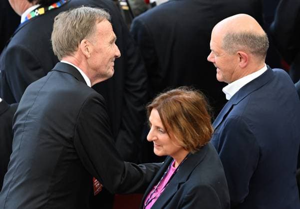 19 06 2024, xjhx, European Football Championship 2024, Germany Hungary emspor, v l Managing Director Hans Joachim Watzke Borussia Dortmund , Federal Chancellor Olaf Scholz SPD UEFA REGULATIONS PROHIBIT ANY USE OF PHOTOGRAPHS as IMAGE SEQUENCES and or QUASI VIDEO Stuttgart