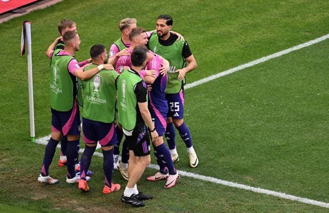 19 06 2024, xjhx, Football EM 2024, Germany Hungary emspor, v l Joshua Kimmich Deutsche Fussball Nationalmannschaft DFB celebrate the goal, Der Torjubel zum bei den ersatzspielern UEFA REGULATIONS PROHIBIT ANY USE OF PHOTOGRAPHS as IMAGE SEQUENCES and or QUASI VIDEO Stuttgart