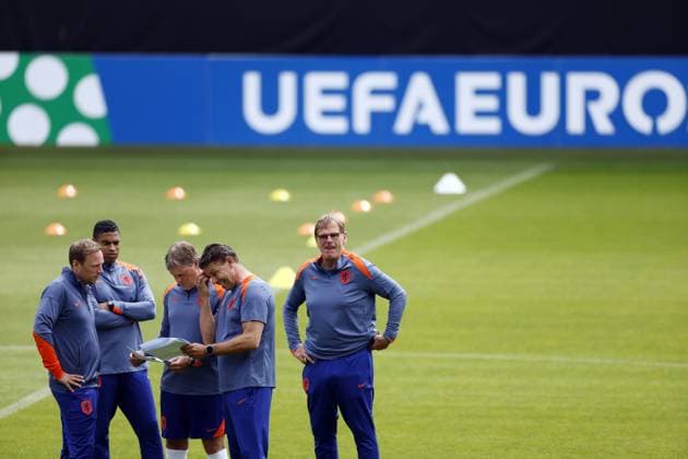 WOLFSBURG - Assistants Michael Reiziger, Erwin Koeman, Patrick Lodewijks and Dwight Lodeweges during a training session of the Dutch national team, Nationalteam at the AOK Stadium on June 20, 2024 in Wolfsburg, Germany. The Dutch national team is preparing for the group match at the European Football Championship in Germany against France. ANP KOEN VAN WEEL UEFA EURO, EM, Europameisterschaft,Fussball 2024 Germany 2024 xVIxANPxSportx xxANPxIVx 501560372 originalFilename: 501560372.jpg