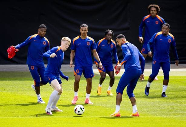 WOLFSBURG - Denzel Dumfries, Jerdy Schouten, Nathan Ake, Jeremie Frimpong, Cody Gakpo, Joshua Zirkzee and Steven Bergwijn during a training session of the Dutch national team, Nationalteam at the AOK Stadium on June 20, 2024 in Wolfsburg, Germany. The Dutch national team is preparing for the group match at the European Football Championship in Germany against France. ANP KOEN VAN WEEL UEFA EURO, EM, Europameisterschaft,Fussball 2024 Germany 2024 xVIxANPxSportx xxANPxIVx 501562523 originalFilename: 501562523.jpg