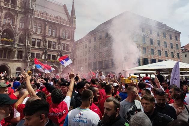 Munich, Bavaria, Germany, 20 06 2024 Marienplatz European Football Championship 2024, Group C, Slovenia Serbia fans before the match in Munich city center Copyright: xdtsxNachrichtenagenturx dts_40878