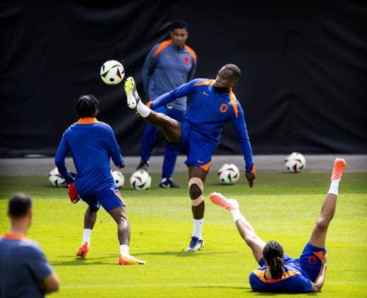 WOLFSBURG - Jeremie Frimpong, Lutsharel Geertruida and Nathan Ake during a training session of the Dutch national team, Nationalteam at the AOK Stadium on June 20, 2024 in Wolfsburg, Germany. The Dutch national team is preparing for the group match at the European Football Championship in Germany against France. ANP KOEN VAN WEEL UEFA EURO, EM, Europameisterschaft,Fussball 2024 Germany 2024 xVIxANPxSportx xxANPxIVx 501563025 originalFilename: 501563025.jpg