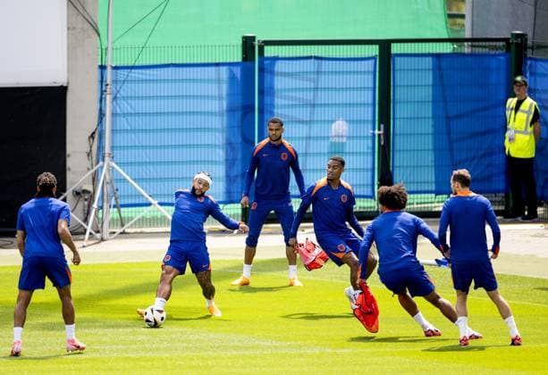 WOLFSBURG - Nathan Ake, Memphis Depay, Cody Gakpo, Ryan Gravenberch, Joshua Zirkzee and Daley Blind during a training session of the Dutch national team, Nationalteam at the AOK Stadium on June 20, 2024 in Wolfsburg, Germany. The Dutch national team is preparing for the group match at the European Football Championship in Germany against France. ANP KOEN VAN WEEL UEFA EURO, EM, Europameisterschaft,Fussball 2024 Germany 2024 xVIxANPxSportx xxANPxIVx 501563465 originalFilename: 501563465.jpg