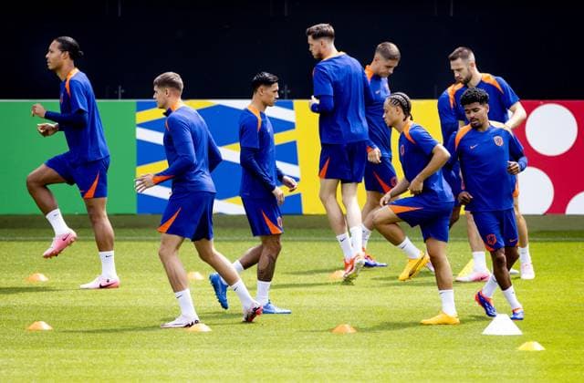 WOLFSBURG - Virgil van Dijk, Micky van de Ven, Tijjani Reijnders, Wout Weghorst, Joey Veerman, Xavi Simons, Stefan de Vrij and Ian Maatsen during a training session of the Dutch national team, Nationalteam at the AOK Stadium on June 20, 2024 in Wolfsburg, Germany. The Dutch national team is preparing for the group match at the European Football Championship in Germany against France. ANP KOEN VAN WEEL UEFA EURO, EM, Europameisterschaft,Fussball 2024 Germany 2024 xVIxANPxSportx xxANPxIVx 501564878 originalFilename: 501564878.jpg