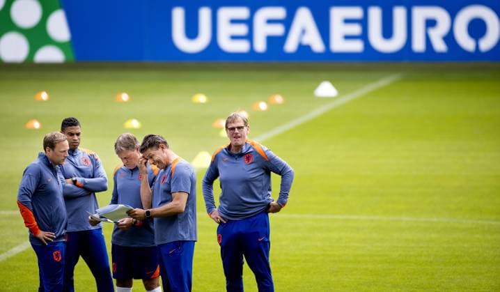 WOLFSBURG - Assistants Michael Reiziger, Erwin Koeman, Patrick Lodewijks and Dwight Lodeweges during a training session of the Dutch national team, Nationalteam at the AOK Stadium on June 20, 2024 in Wolfsburg, Germany. The Dutch national team is preparing for the group match at the European Football Championship in Germany against France. ANP KOEN VAN WEEL UEFA EURO, EM, Europameisterschaft,Fussball 2024 Germany 2024 xVIxANPxSportx xxANPxIVx 501564980 originalFilename: 501564980.jpg