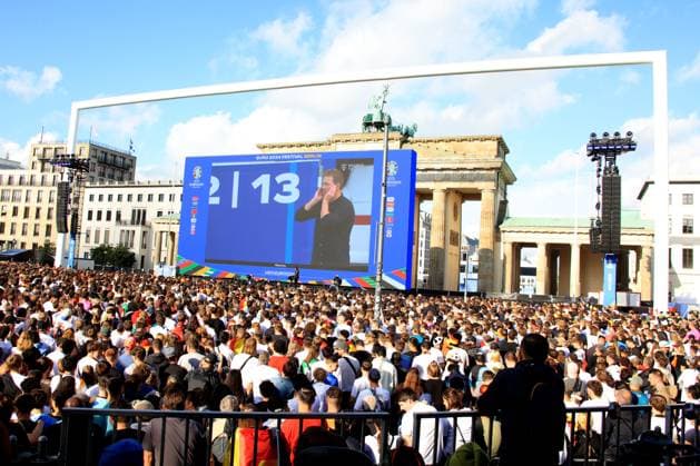 DEU, FIFA, EM 2024, Fan Mile, Brandenburg Gate, 19 06 2024, Brandenburger Tor, Berlin, DEU, FIFA, EM 2024, Fan Mile, Brandenburger Tor, in the picture spectators, visitors, fans, Julian Nagelsmann Foto Juergen Engler nordphoto GmbH nordphotoxGmbHx xEngler nph00076