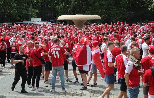 20 06 2024, xhbx, European Football Championship 2024, Denmark England Fanfest in Frankfurt emspor, v l Fans, supporters, banner, flag, scarves of Denmark on the Opera Square DFL DFB REGULATIONS PROHIBIT ANY USE OF PHOTOGRAPHS as IMAGE SEQUENCES and or QUASI VIDEO Frankfurt am Main