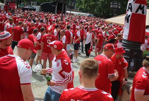 20 06 2024, xhbx, European Football Championship 2024, Denmark England Fanfest in Frankfurt emspor, v l Fans, supporters, banner, flag, scarves of Denmark on the Opera Square DFL DFB REGULATIONS PROHIBIT ANY USE OF PHOTOGRAPHS as IMAGE SEQUENCES and or QUASI VIDEO Frankfurt am Main