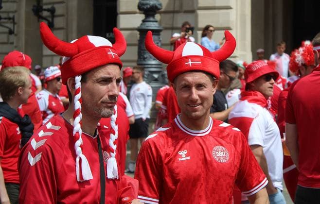 20 06 2024, xhbx, European Football Championship 2024, Denmark England Fanfest in Frankfurt emspor, v l Fans, supporters, banner, flag, scarves of Denmark on the Opera Square DFL DFB REGULATIONS PROHIBIT ANY USE OF PHOTOGRAPHS as IMAGE SEQUENCES and or QUASI VIDEO Frankfurt am Main
