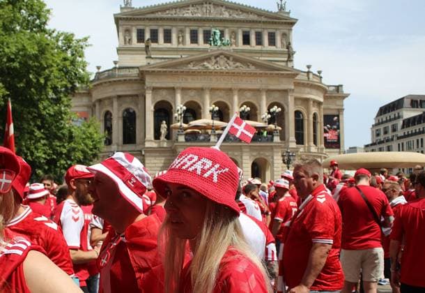20 06 2024, xhbx, European Football Championship 2024, Denmark England Fanfest in Frankfurt emspor, v l Fans, supporters, banner, flag, scarves of Denmark on the Opera Square DFL DFB REGULATIONS PROHIBIT ANY USE OF PHOTOGRAPHS as IMAGE SEQUENCES and or QUASI VIDEO Frankfurt am Main